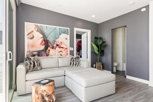 The Malibu Five - No. 1 - Beachfront 1 Bd w pvt balcony parking beach access in Malibu, USA