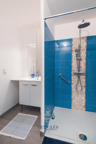 Two-Bedroom Deluxe Apartment with Balcony image 7