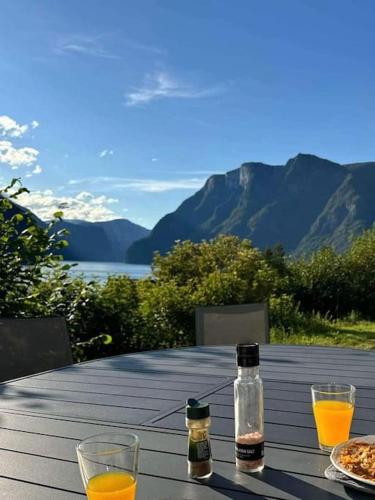 Nyrestaurert hus fra 1700-tallet in Aurland