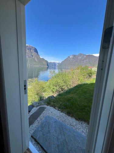 Nyrestaurert hus fra 1700-tallet in Aurland