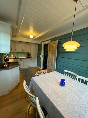 Nyrestaurert hus fra 1700-tallet in Aurland