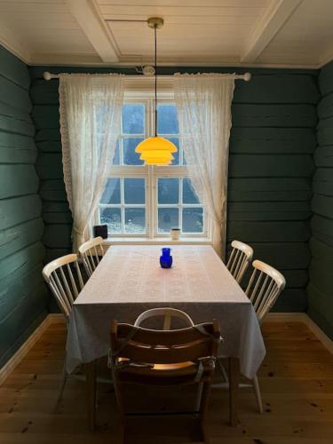 Nyrestaurert hus fra 1700-tallet in Aurland