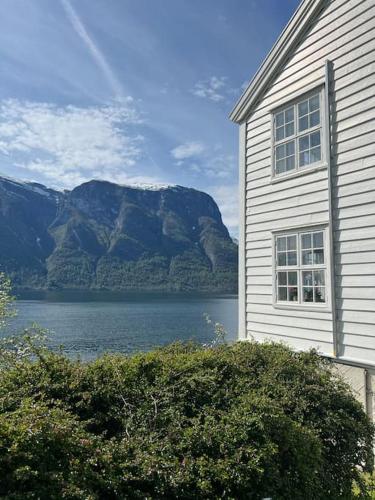 Nyrestaurert hus fra 1700-tallet in Aurland