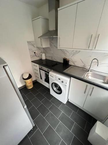 6 bed house - 12 minutes to City Centre in Perry Common