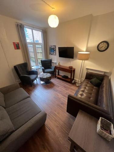 6 bed house - 12 minutes to City Centre in Perry Common