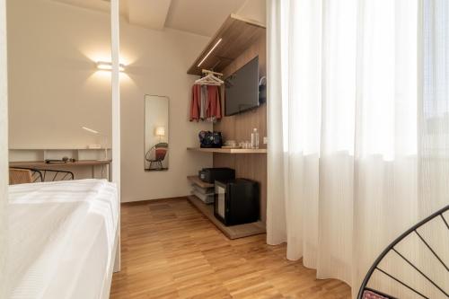 Deluxe Double Room image 10