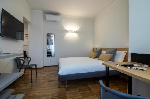 Deluxe Double Room image 10