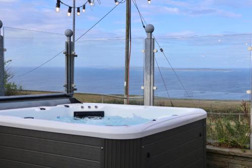 Hot tub, Salt Cliff Cottage in Luogh South