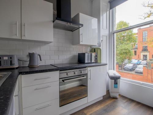 Spacious Hillhead Haven - Pass the Keys, Glasgow (photo 3)