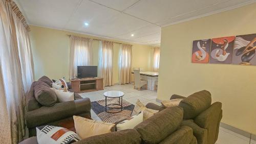 ห้องส่วนกลางสำหรับนั่งเล่น/ดูทีวี, Palm West in บูลาวาโย