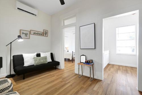 Cozy Apt Nr Alamo, Dt River Walk Wifi Bbq Games in San Antonio, USA