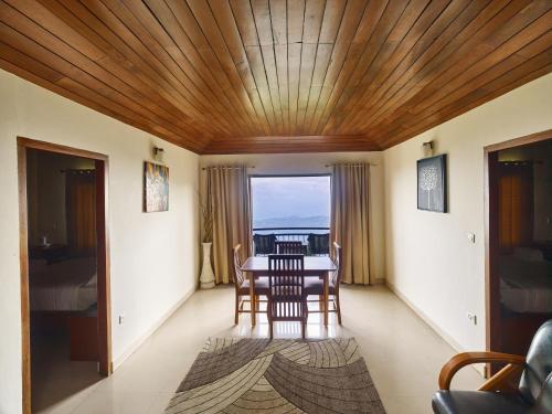 Deluxe 2-Bedroom Family Cottage image 1