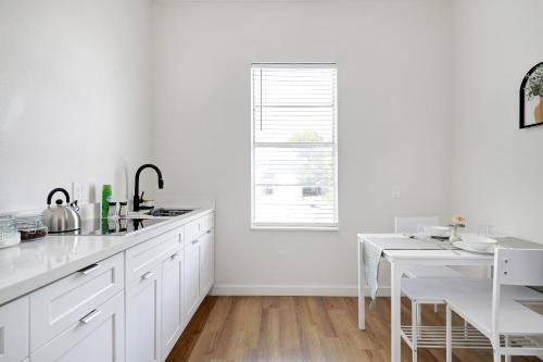 Cozy Apt Nr Alamo, Dt River Walk Wifi Bbq Games in San Antonio, USA