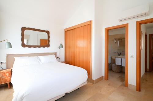 Villa costera, mar, golf y muelle deportivo