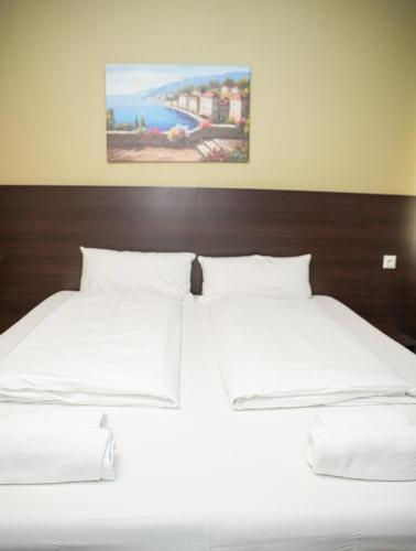 Standard Double Room image 2