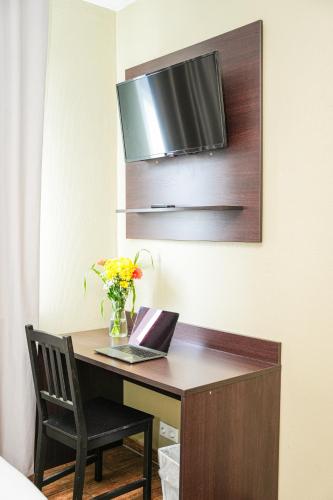 Standard Double Room image 6