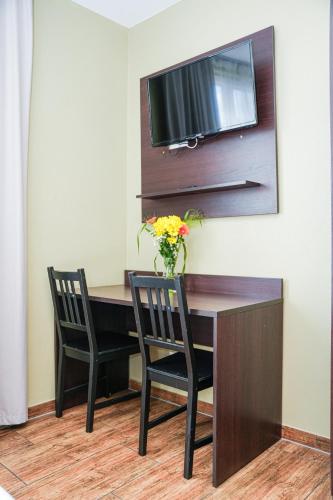 Standard Double Room image 5