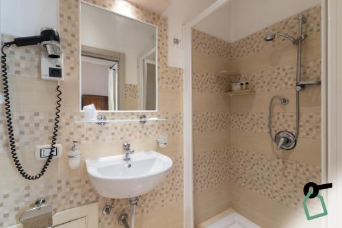 Double or Twin Room image 8
