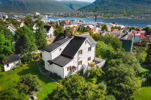 Historical Villa & Green Sanctuary in City Center 2
