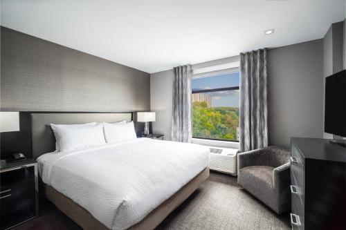 1 king bed, 1 sofa bed