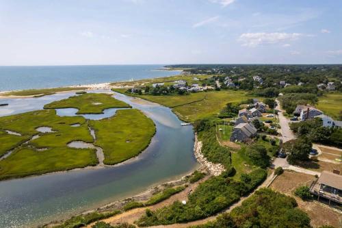 16612 - Stunning Home with Wraparound Deck Views of Bucks Creek and Nantucket Sound, Chatham (Foto 3)