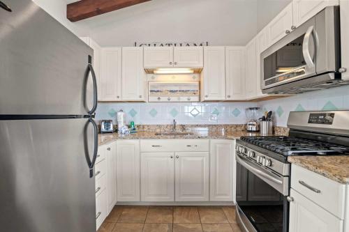 16612 - Stunning Home with Wraparound Deck Views of Bucks Creek and Nantucket Sound, Chatham (Foto 10)