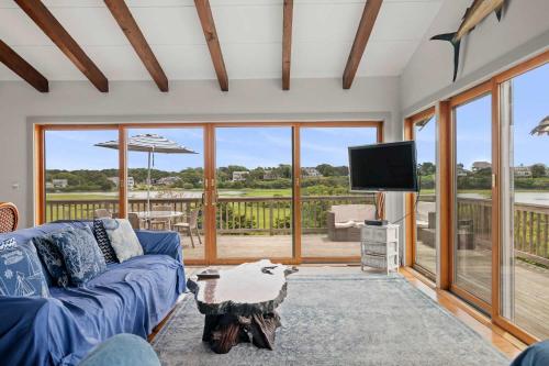 16612 - Stunning Home with Wraparound Deck Views of Bucks Creek and Nantucket Sound, Chatham (Foto 7)