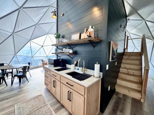 Dome Home Lake and Mountain Views Hot Tub in Hiawassee, Vereinigte Staaten von Amerika