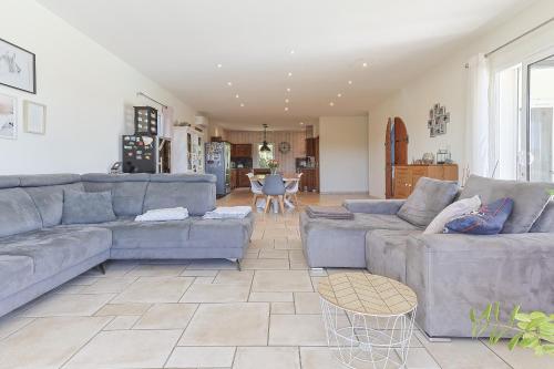 Shared lounge/TV area, Entre les Vignes 6p private pool in Boisset-et-Gaujac
