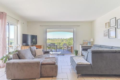 Shared lounge/TV area, Entre les Vignes 6p private pool in Boisset-et-Gaujac
