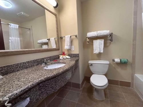 Express Inn Leesville Ft Johnson, SureStay Collection by BW - 화장실