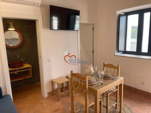 Monte Geracoes - Complete House - Heated pool - Typical Algarvian - close to Quinta Lago Vale Lobo a in Almancil Town Center