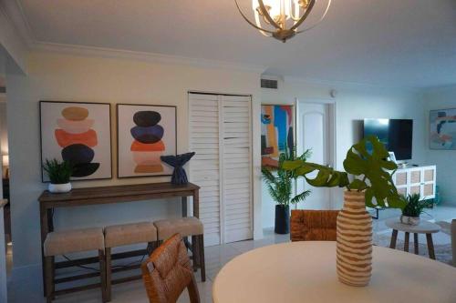 Bright & Modern Condo with Balcony by the Beach in Boca Raton, USA