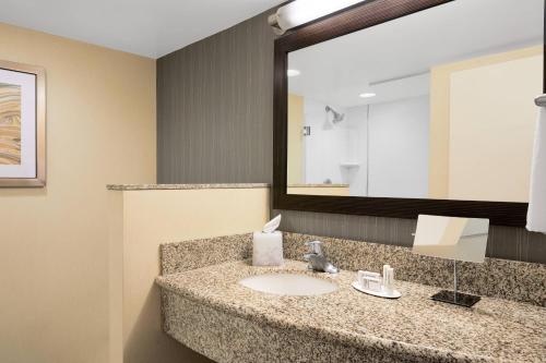 Courtyard by Marriott Newark Downtown - image 6