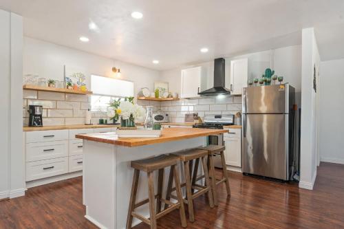 Village House - Hot Tub, Pool, walk to shops, Joshua Tree