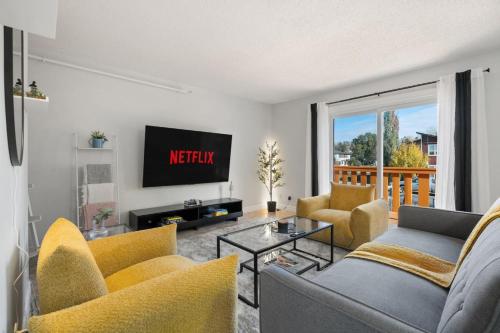 Spacious 4-Bedroom Retreat Near Bow River with Foosball, Dart Board, Movie Room
