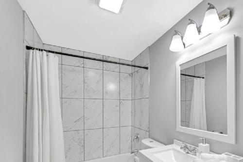 Spacious Haven - 8-Minutes to Chicago - Sleeps 10 thumb 2
