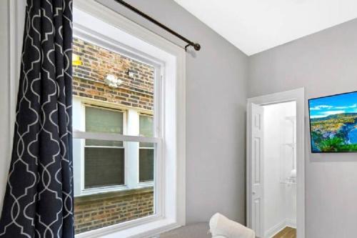 Spacious Haven - 8-Minutes to Chicago - Sleeps 10 thumb 4