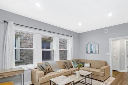 Spacious Haven - 8-Minutes to Chicago - Sleeps 10 image