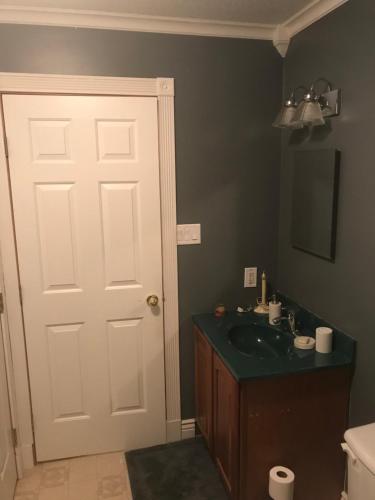 1st floor 2 guest rooms, shared full bath - Milton, LA