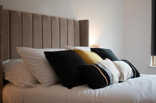 Cosy 2 Bed Apartment with Free Parking Included Sleeps 8 Cosy 2 Bed Apartment with Free Parking Included Sleeps 8