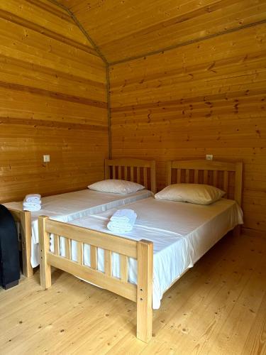 2 twin beds