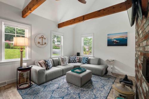 Pond Front Home w Game Room Dog Friendly - Glendon Road Beach, MA