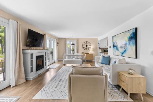 Iekārtas, Canandaigua Lake Retreat with view and private beach access, foliage, hike, and Ski in Neiplsa (NY)