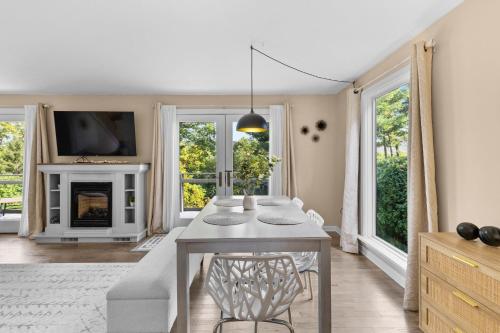 Iekārtas, Canandaigua Lake Retreat with view and private beach access, foliage, hike, and Ski in Neiplsa (NY)