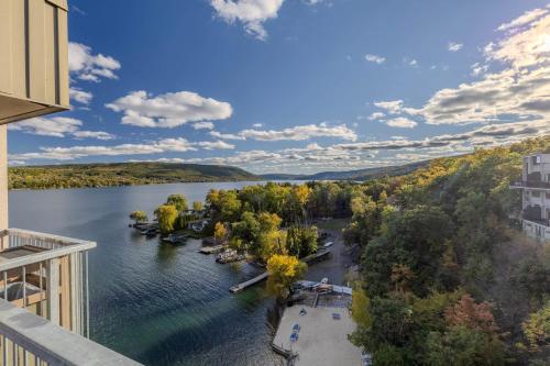 Apkārtne, Canandaigua Lake Retreat with view and private beach access, foliage, hike, and Ski in Neiplsa (NY)