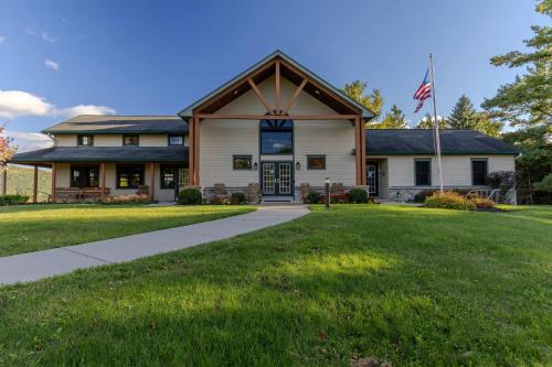 Canandaigua Lake Retreat with view and private beach access, foliage, hike, and Ski in Neiplsa (NY)