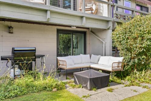 Iekārtas, Canandaigua Lake Retreat with view and private beach access, foliage, hike, and Ski in Neiplsa (NY)