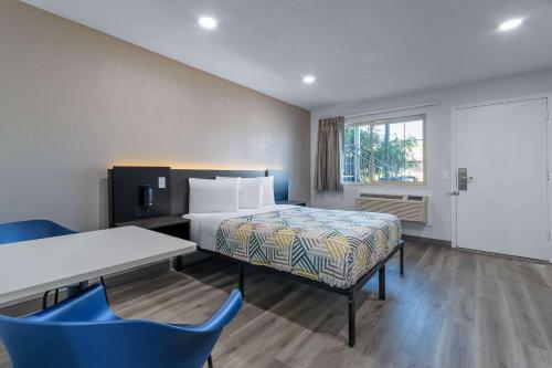 Motel 6-Willows CA - image 2