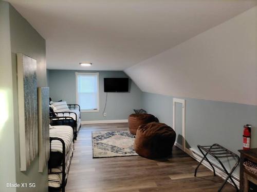 2-Unit House, big Lake Winnisquam views - Sleeps 13 2-Unit House, big Lake Winnisquam views - Sleeps 13